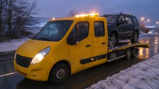Pomoc drogowa po wypadku nocą – SUV na lawecie – Legionowo