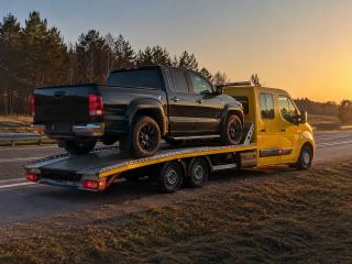 Transport pojazdu o zachodzie słońca – Legionowo