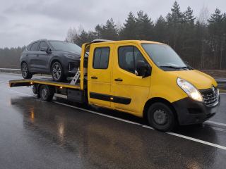 Transport SUV-a na lawecie o poranku – Legionowo